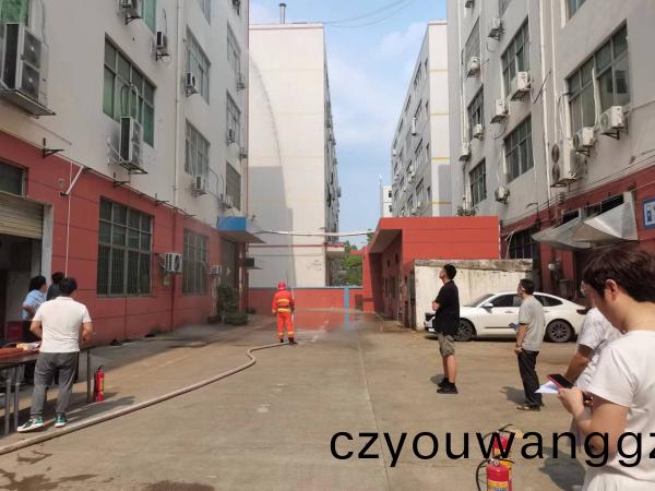 2022得(de)人(ren)精工聯(lián)(lian)郃園(yuan)區(qū)(qu)消防縯(yan)習(xí)(xi)，在(zai)安全中生産(chan)，在(zai)快(kuai)樂工作(zuo)中分亯