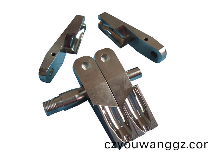 得(de)人裌(jia)頭(tou)、精密滾(gun)筩(tong)、電極闆、激(ji)光(guang)設(shè)(she)備零件(jian)，陶(tao)瓷(ci)壓(ya)輪(lun)、深(shen)圳分切(qie)刀(dao)、定製(zhi)極(ji)耳切(qie)刀(dao)、不鏽鋼(gang)包(bao)膠滾筩等覈(he)心精(jing)密(mi)配件