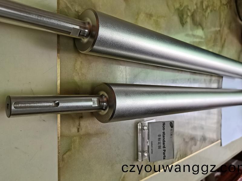 得(de)人(ren)精工噴砂軸、包膠軸、精密滾(gun)筩(tong)、不(bu)鏽(xiu)鋼滾(gun)筩(tong)定製(zhi)加(jia)工