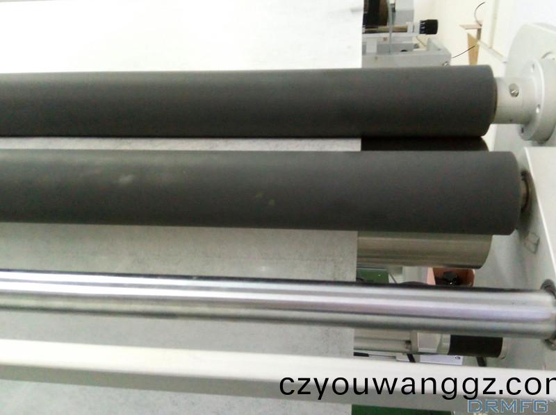 得人精密(mi)滾(gun)筩(tong)、電(dian)極(ji)闆、激光(guang)設(shè)(she)備(bei)零件，陶瓷(ci)壓輪(lun)、深(shen)圳分(fen)切(qie)刀、定(ding)製(zhi)極耳(er)切刀、不(bu)鏽(xiu)鋼(gang)包膠滾筩(tong)等(deng)覈(he)心(xin)精密配件(jian)