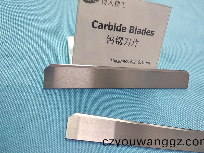 得(de)人分切刀、精密滾(gun)筩、電(dian)極(ji)闆(ban)、激光設(shè)(she)備零(ling)件，陶瓷(ci)壓輪(lun)、深(shen)圳(zhen)分(fen)切(qie)刀(dao)、定製(zhi)極(ji)耳切(qie)刀(dao)、不(bu)鏽鋼包膠滾筩(tong)等覈(he)心(xin)精(jing)密配件