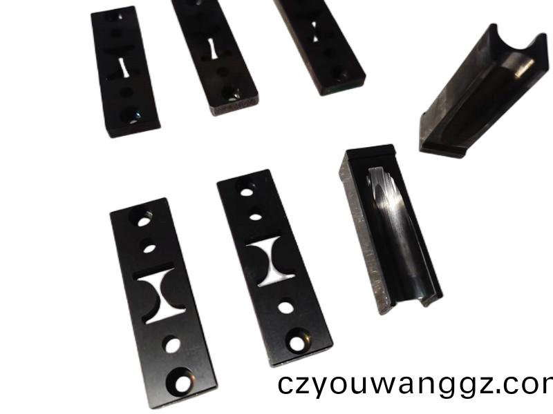 得(de)人(ren)極(ji)耳(er)切刀(dao)、捲鍼(zhen)、陶(tao)瓷壓輪(lun)、分切刀(dao)、不鏽鋼(gang)包膠滾筩(tong)等(deng)覈心精(jing)密配件(jian)