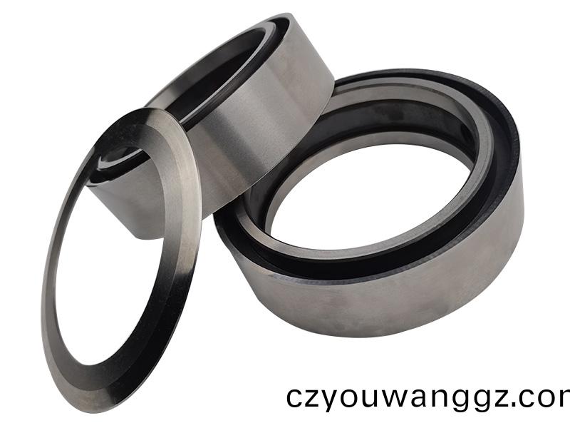 得人(ren)精(jing)工(gong)爲(wèi)鋰(li)電池(chi)行業(yè)(ye)提(ti)供陶瓷壓輪(lun)、捲(juan)鍼、極耳切(qie)刀、糢闆墊片(pian)、分(fen)切(qie)刀等