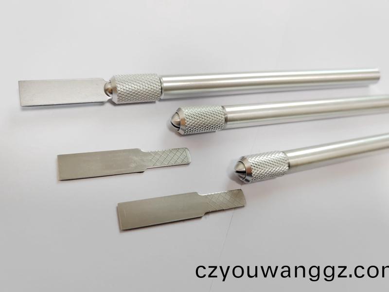 手動(dòng)(dong)玻瓈(li)膠颳(gua)刀(dao)的(de)使(shi)用(yong)方(fang)灋(fa)